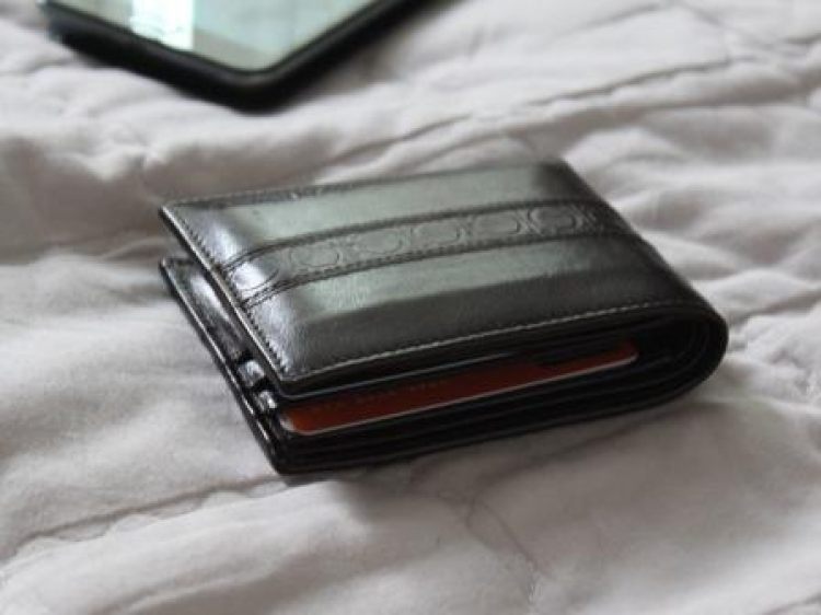 4 Cara Membersihkan Dompet Kulit