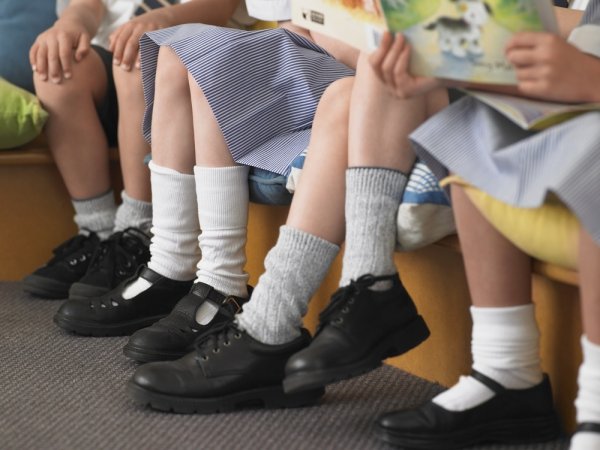3 Tips Memilih Sepatu Hitam untuk Anak