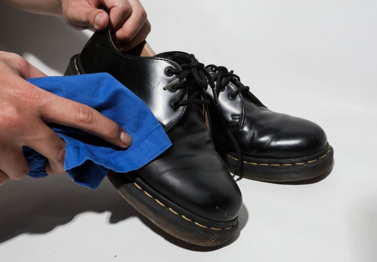 3 Cara Praktis Membersihkan Sepatu Kulit