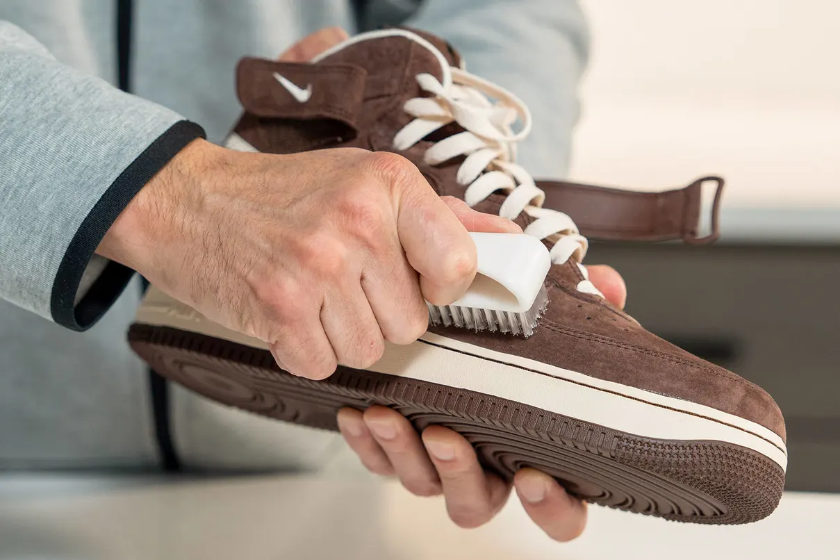 Sepatu Suede Kena Noda Luntur? Ini 5 Tips Ngebersihinnya!