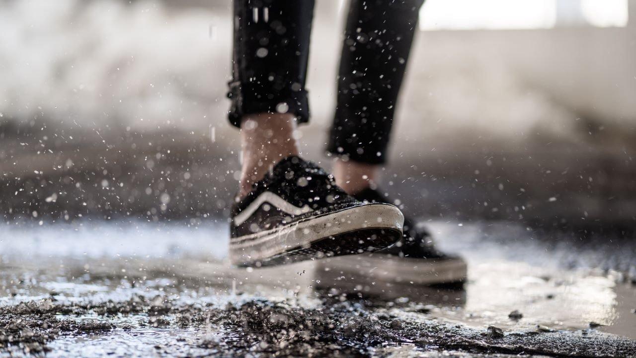 Sepatu Kena Hujan? Gini Cara Merawatnya!