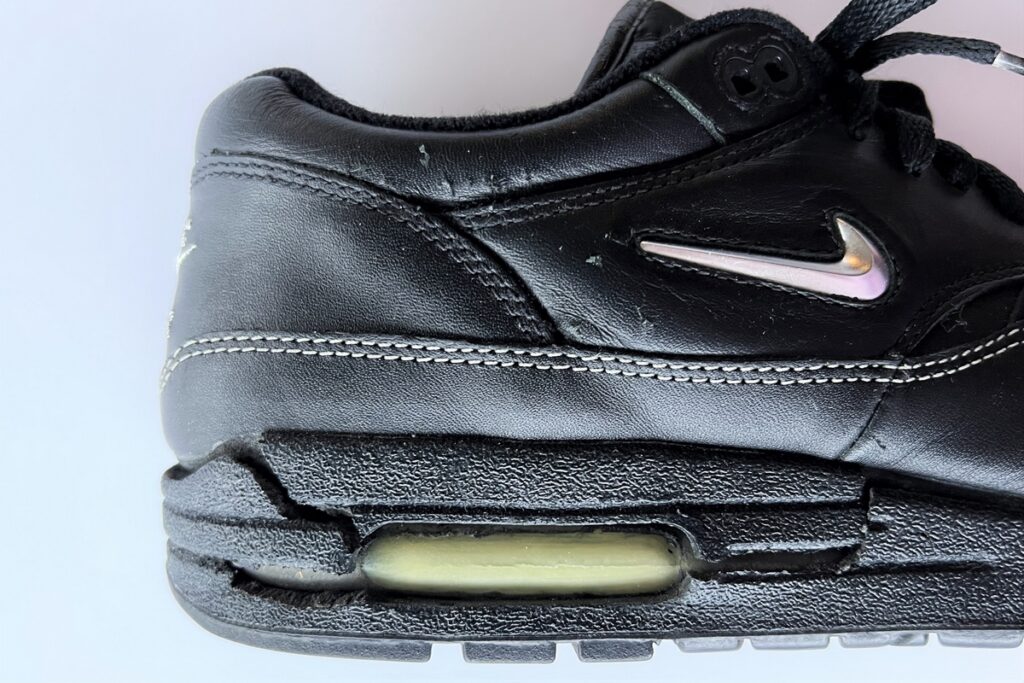 Apa Penyebab Sepatu Mengalami Cracking?