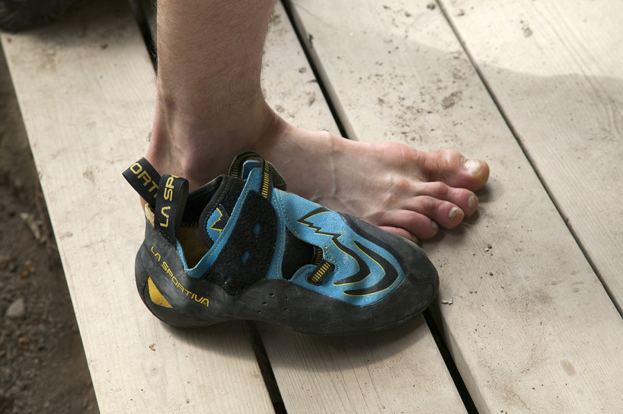 Resiko Kesehatan Ketika Memakai Sepatu Terlalu Kecil!