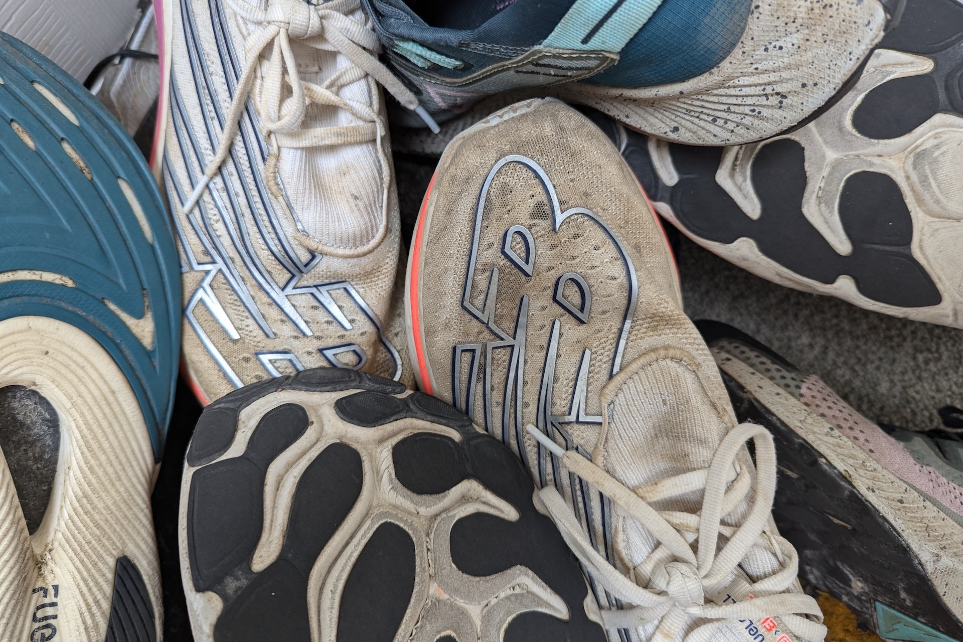 Penyebab Bau Tidak Sedap Pada Sepatu Susah Hilang!